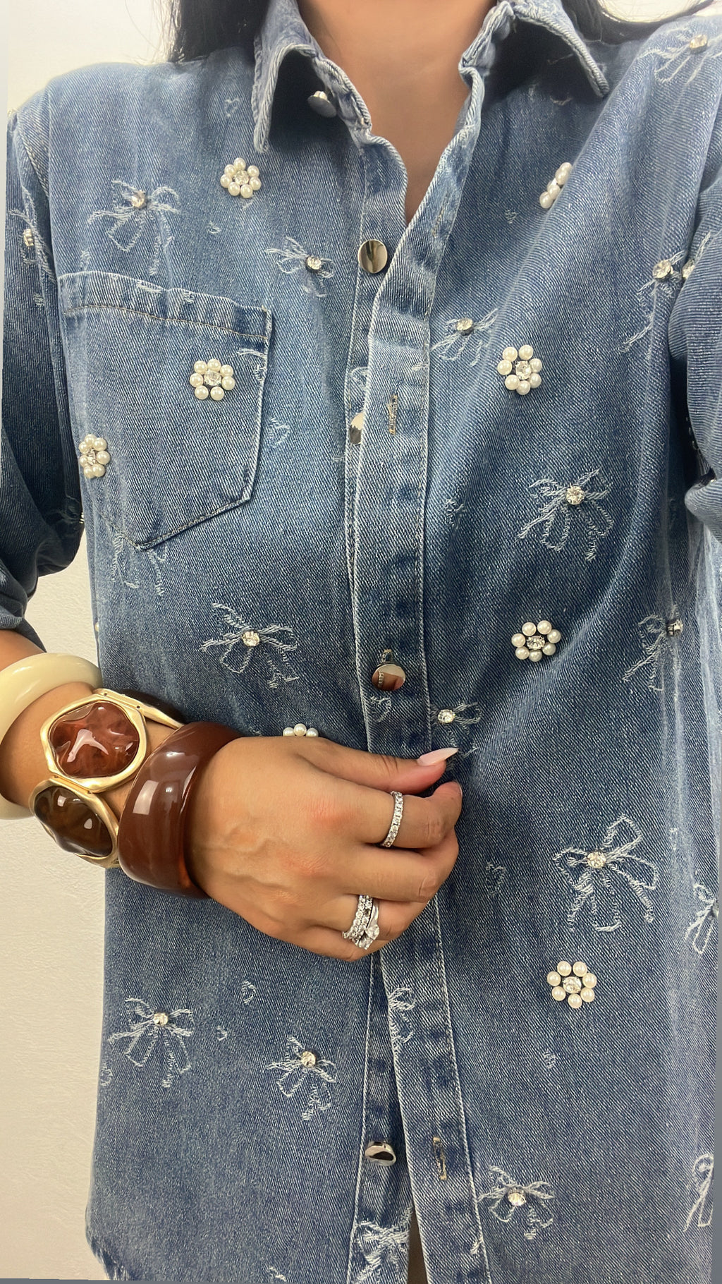 Camicia in jeans con fiori di perle