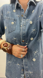 Camicia in jeans con fiori di perle