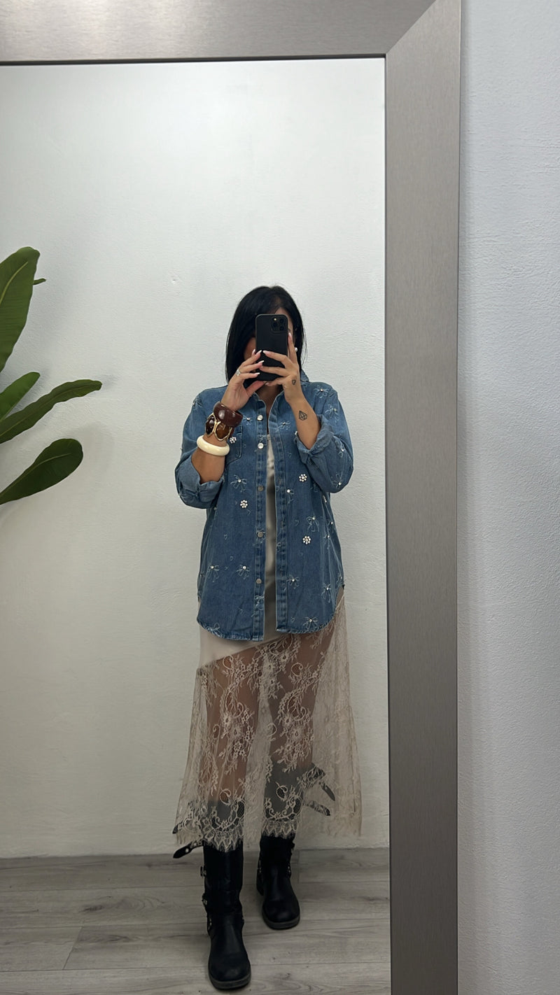 Camicia in jeans con fiori di perle